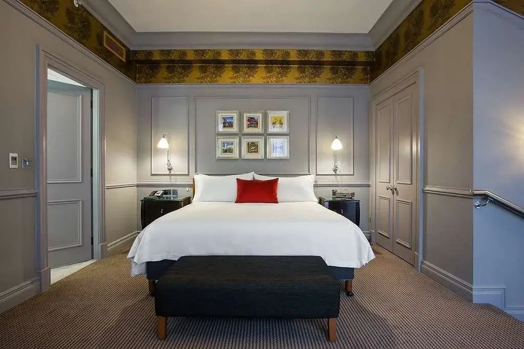 Junior-Suite-Doppelbett mit moderner Wandgestaltung im Caledonian Edinburgh