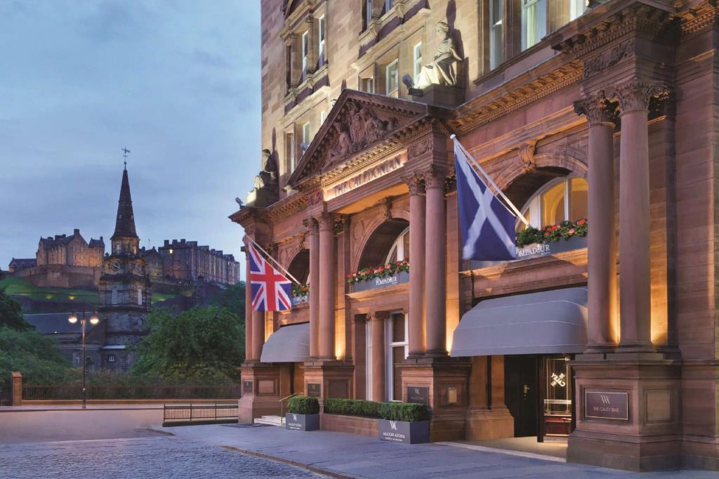 Historische Fassade des Caledonian Edinburgh mit britischer und schottischer Flagge