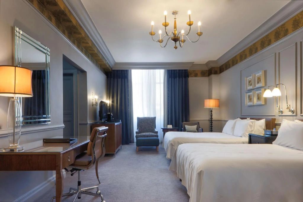 Premier Doppelzimmer mit zwei Betten und klassischer Einrichtung