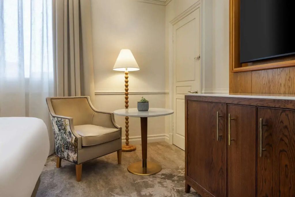Gemütliche Sitzecke im Zimmer mit Tischlampe und Sessel