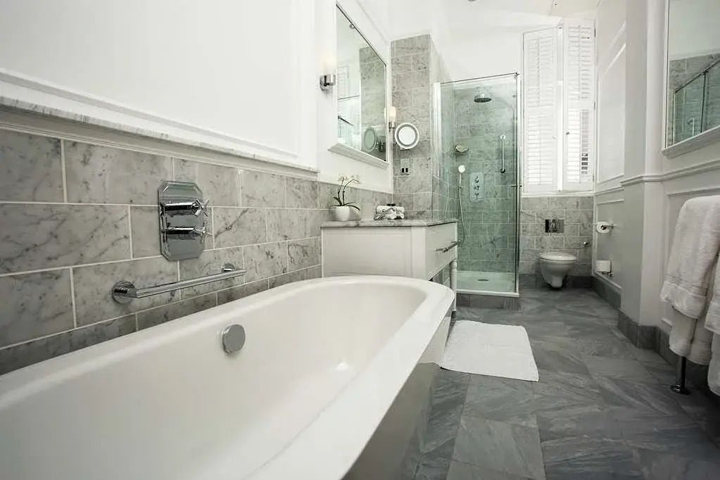 Modernes Badezimmer mit freistehender Badewanne und gläserner Dusche