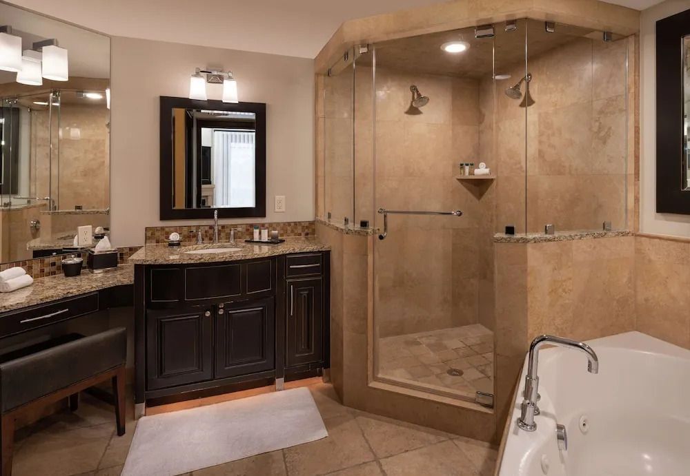 Luxuriöses Badezimmer mit großer Dusche und elegantem Waschtisch