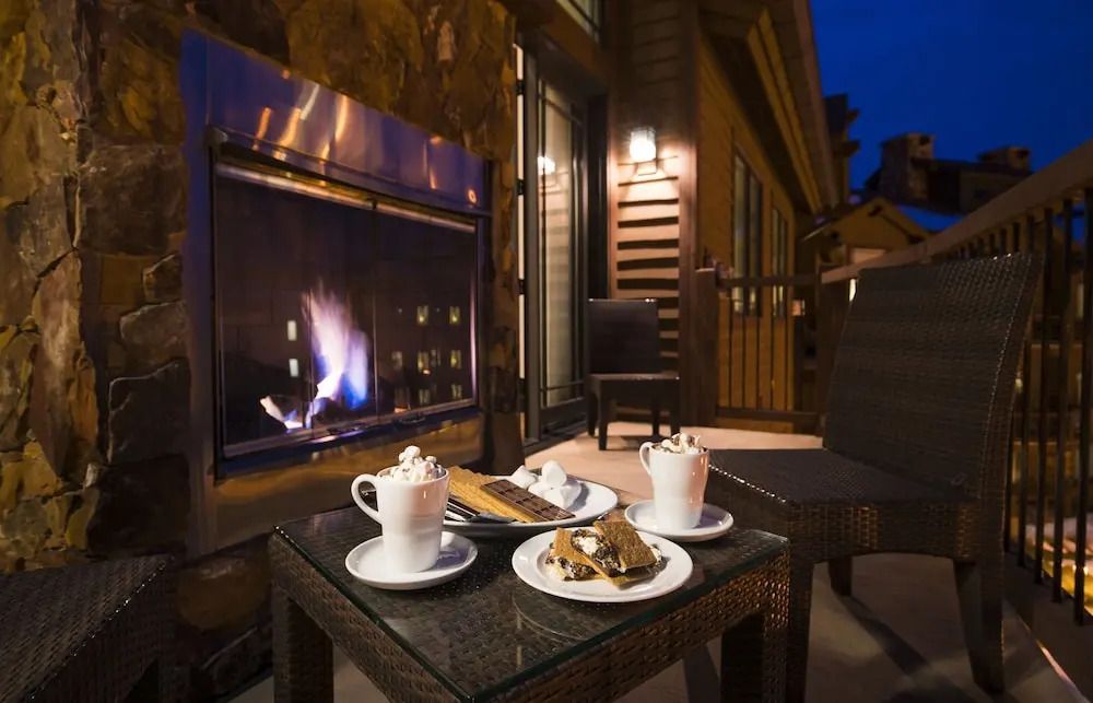 Terrasse mit Kamin und gemütlicher Sitzgelegenheit für abendliche Entspannung