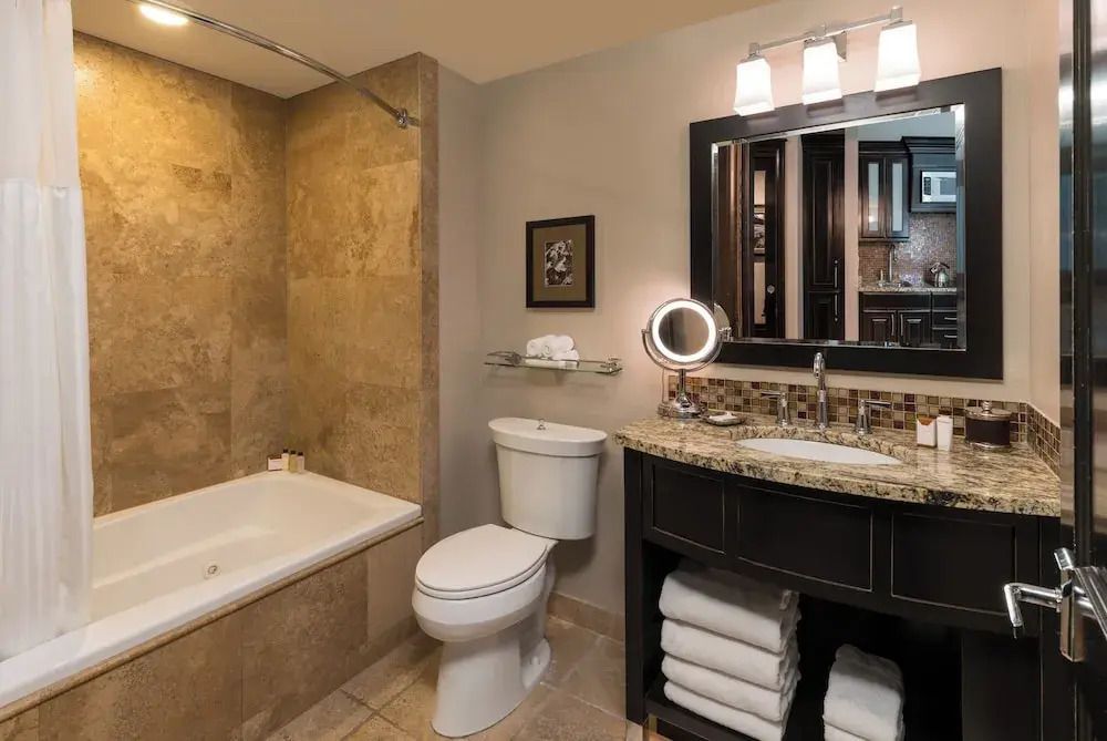 Elegantes Badezimmer mit Badewanne und Marmorwaschbecken