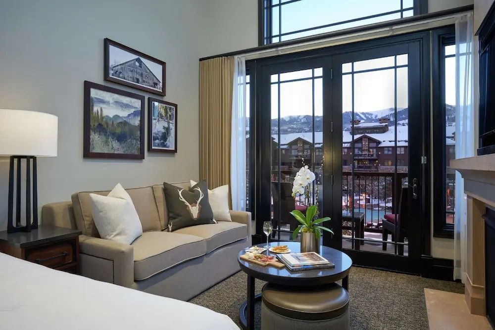 Junior-Suite mit Balkonblick auf schneebedeckte Berge