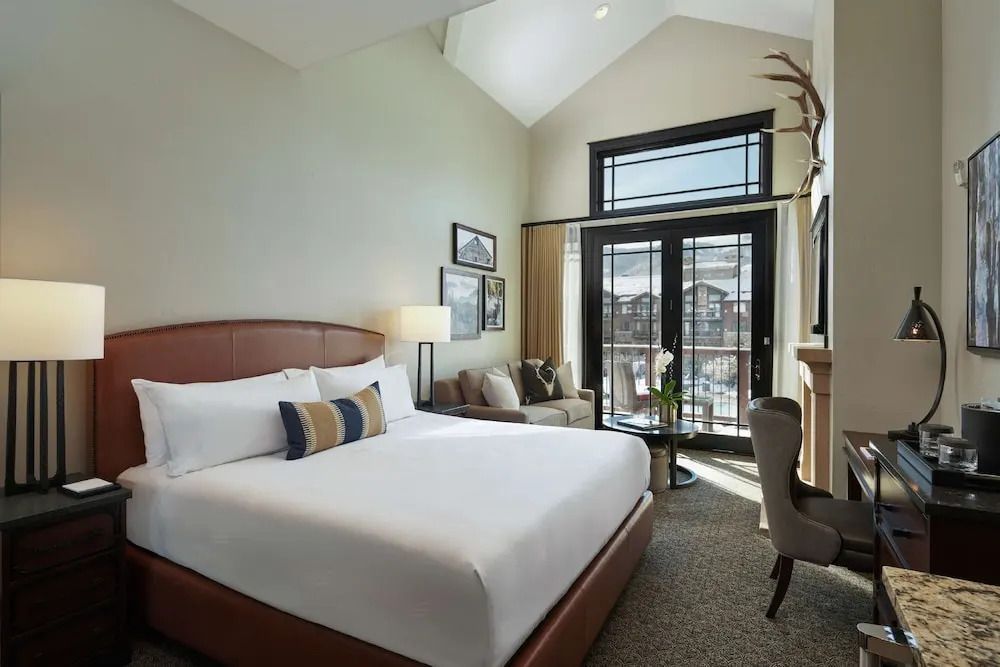Junior-Suite mit großem Bett und hohen Decken