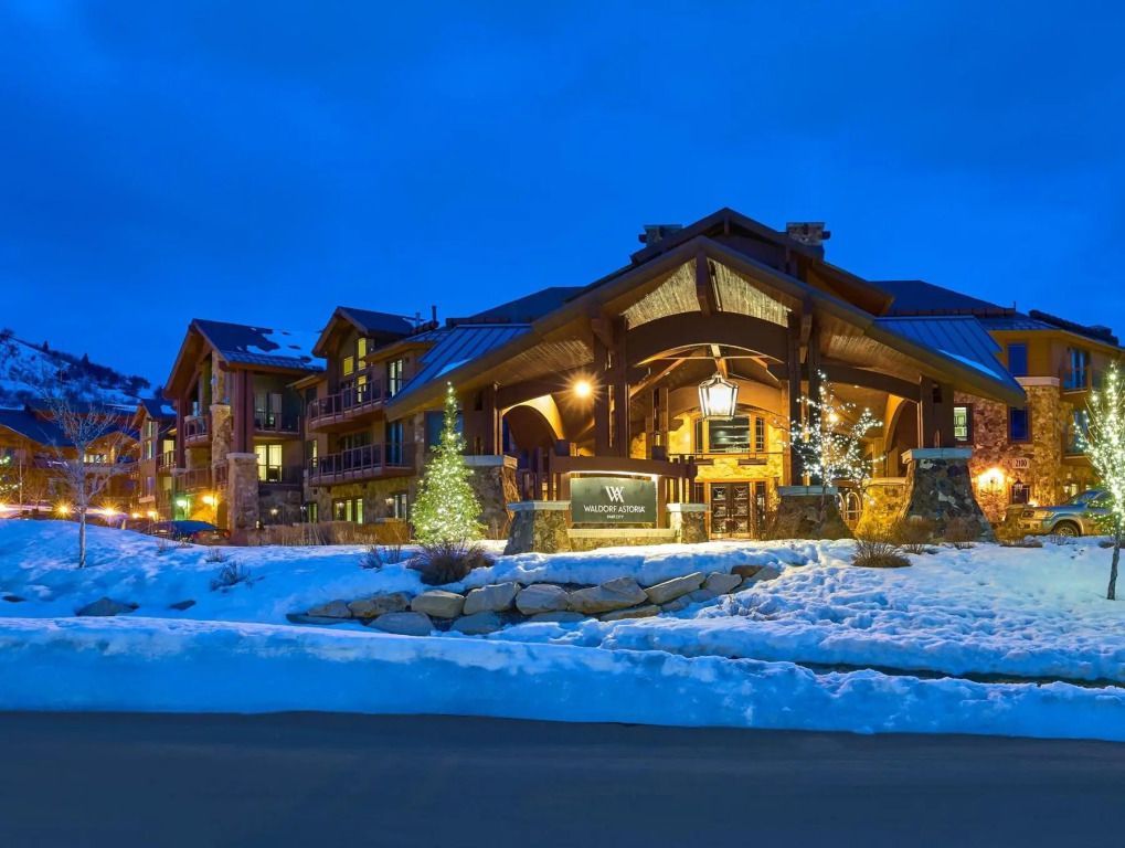 Beleuchtete Hotel-Fassade des Waldorf Astoria Park City im Winter bei Dämmerung