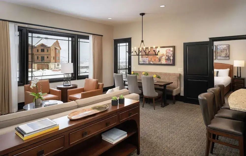 Elegantes Wohnzimmer mit Sitzbereich und Esstisch im Waldorf Astoria Park City.