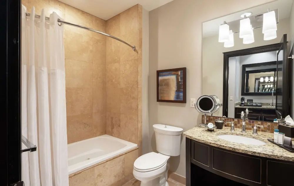 Badezimmer mit Badewanne und elegantem Waschtisch im Waldorf Astoria Park City.