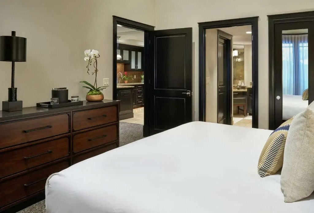 Schlafzimmer mit großen Türen zum Badezimmer und zur Küche