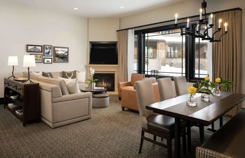 Luxuriöses Wohnzimmer mit Kamin, Sofa und Essbereich