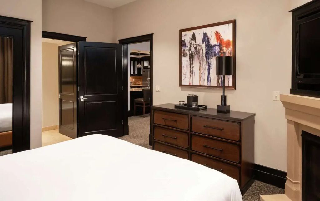 Elegantes Superior Doppelzimmer mit modernem Kunstwerk und stilvollen Möbeln