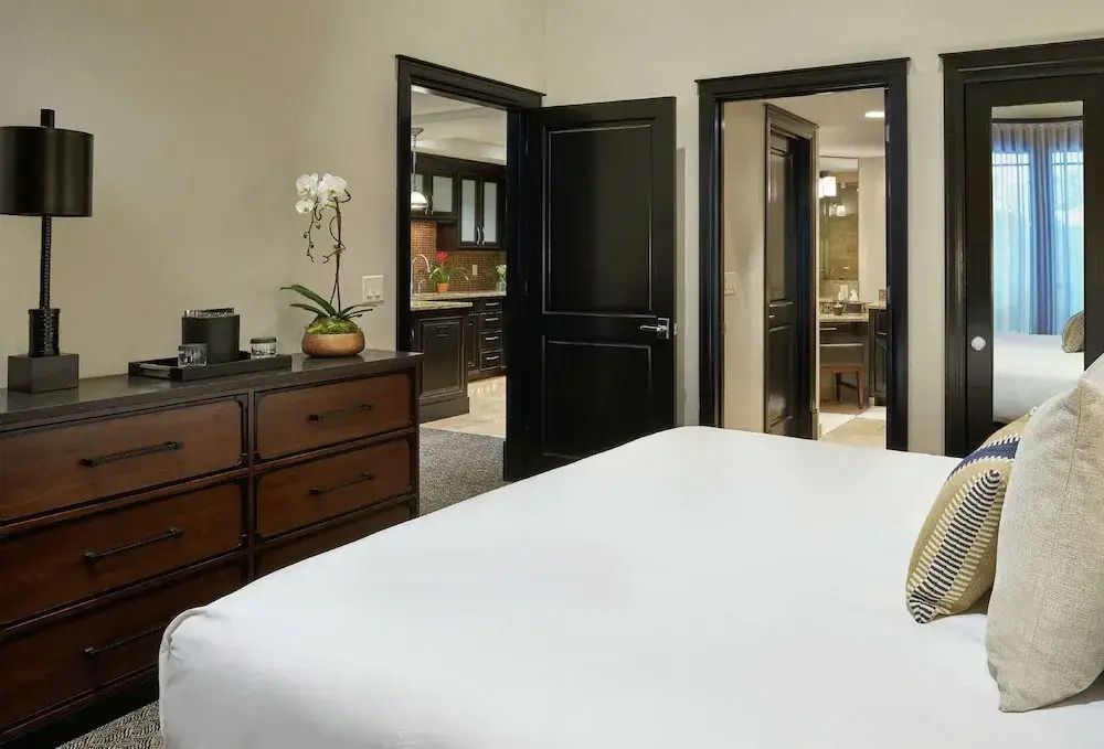 Schlafzimmerausblick mit Zugang zur eleganten Küche und Badezimmer