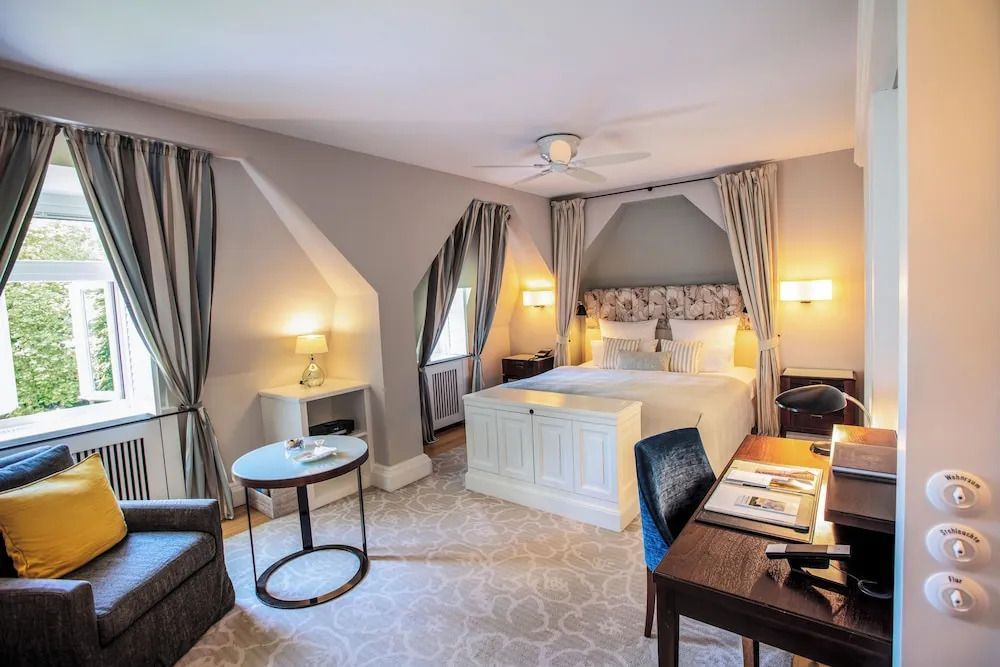 Elegantes Deluxe Zimmer mit Doppelbett und Schreibtisch in heller, gemütlicher Atmosphäre