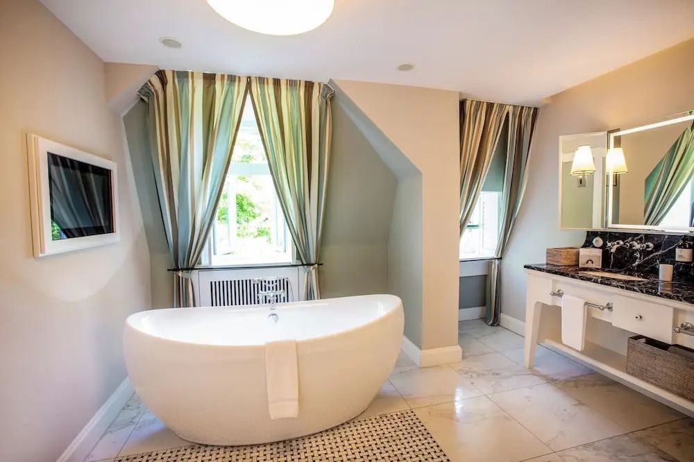 Luxuriöses Badezimmer mit freistehender Badewanne und natürlichen Lichtakzenten