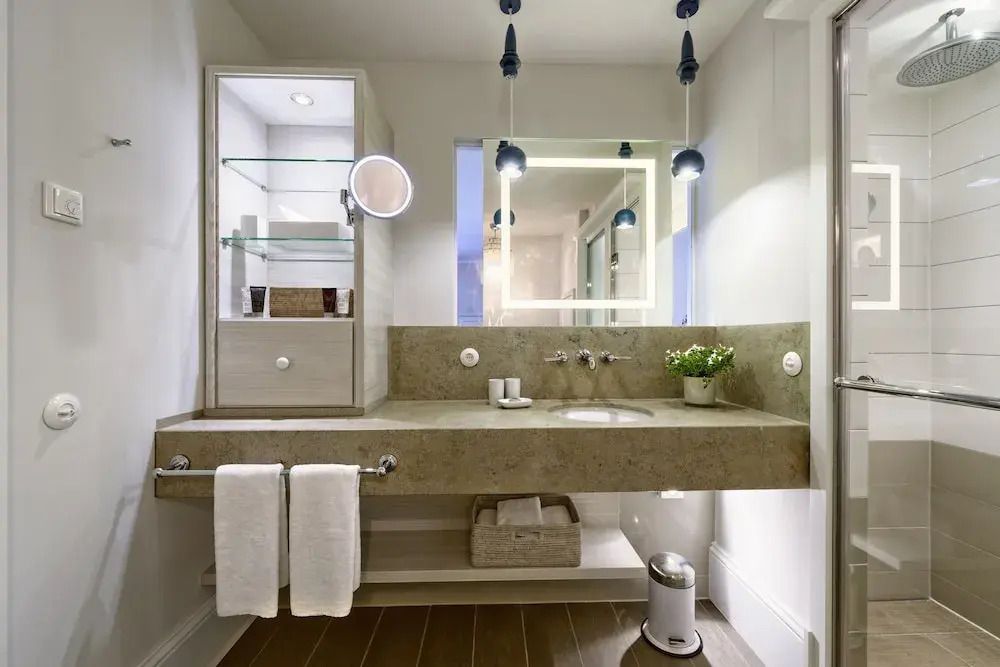 Modernes Badezimmer-Design mit beleuchtetem Spiegel und Waschtisch
