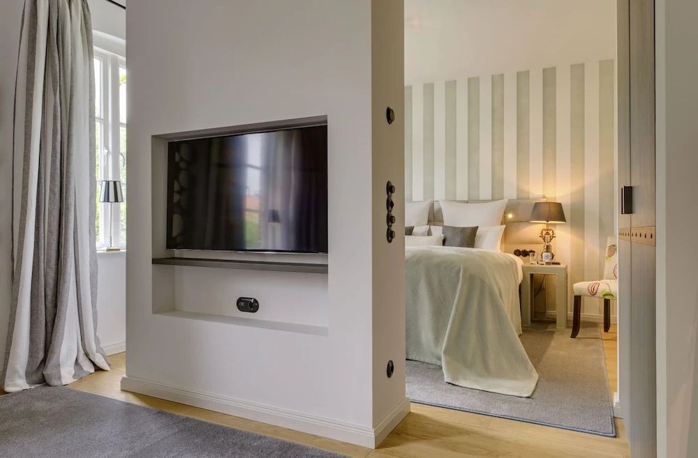 Wohnbereich der Junior-Suite mit integriertem Flachbild-TV und modernem Design