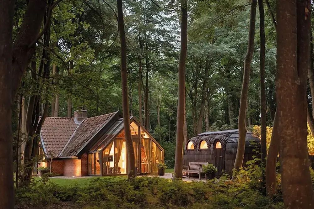 Abendliches Gartenhaus im Wald mit warmem Licht