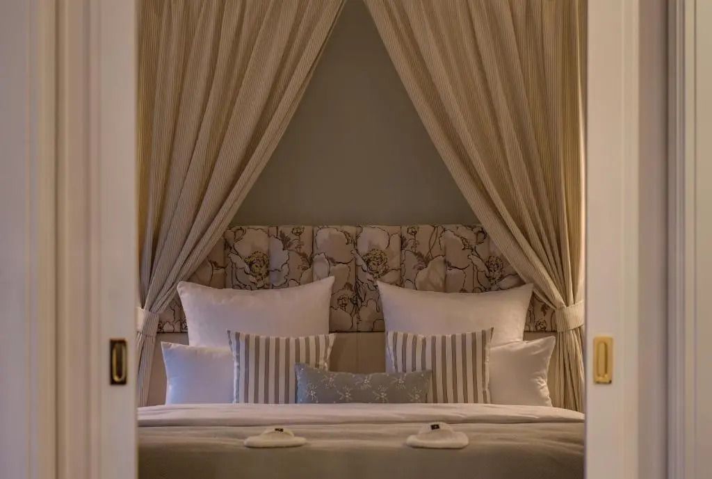 Luxuriöses Schlafzimmer mit Baldachinbett und elegantem Dekor