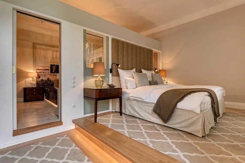 Modernes Schlafzimmer mit indirektem Licht und elegantem Teppich