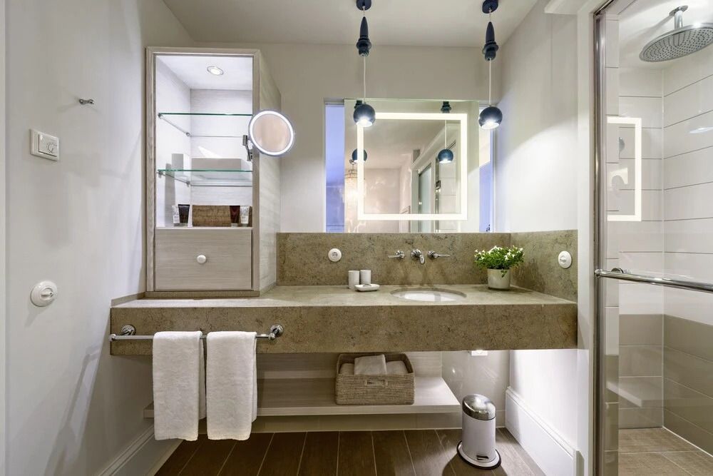 Elegantes Badezimmer mit moderner Ausstattung im Weissenhaus Resort