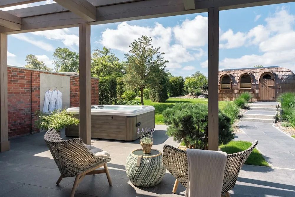 Terrassenbereich mit Whirlpool und Gartenblick im Luxushotelresort