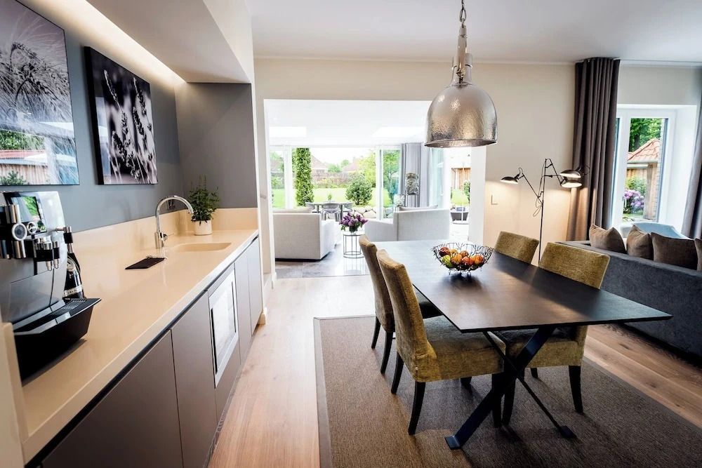 Moderne Küche und Essbereich mit Blick in den Garten