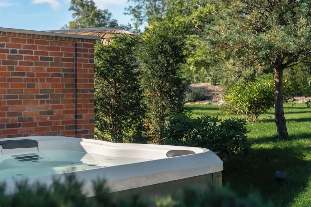 Detail des Whirlpools im Garten mit Blick auf die Natur