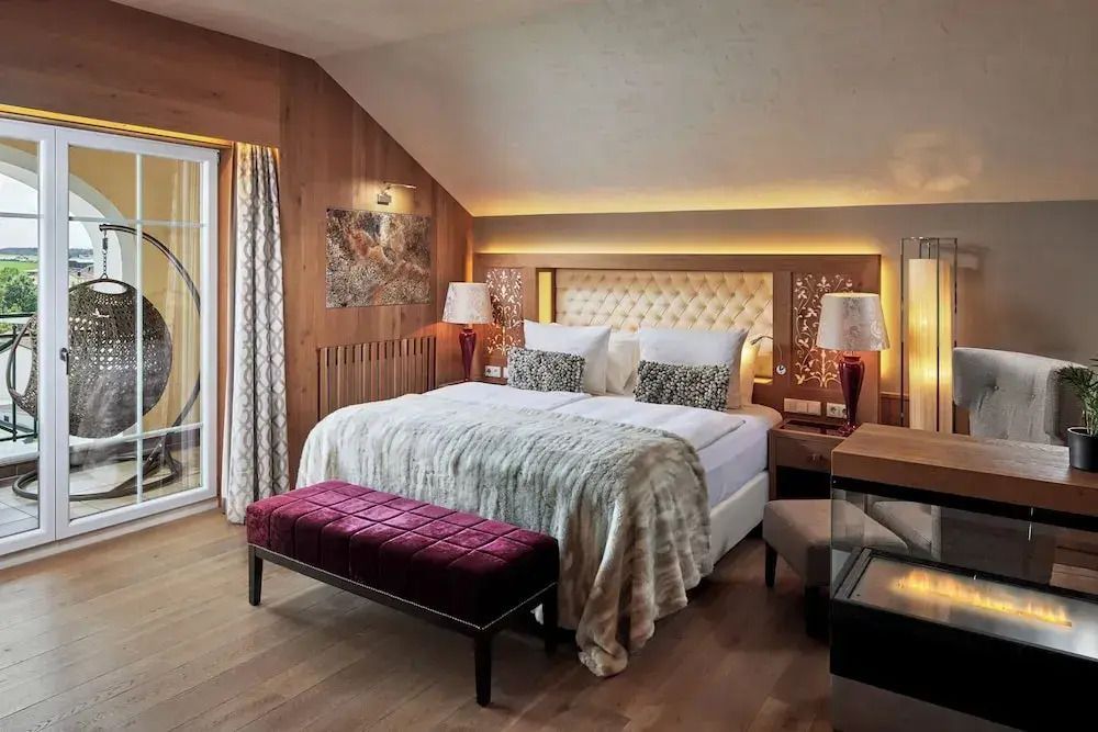 Geräumiges Schlafzimmer mit edlem Design und Dekoration in der Deluxe Suite
