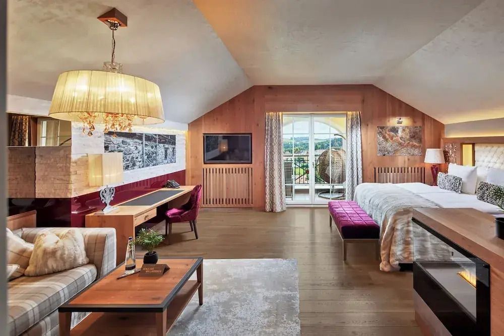 Großzügige Deluxe Suite mit Balkon und dekorativer Beleuchtung