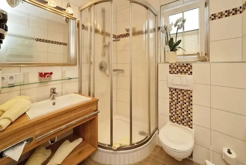 Modernes Badezimmer mit großer Dusche und stilvollen Fliesen.