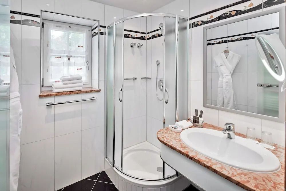 Modernes Badezimmer mit Dusche und Waschbecken im Hotelzimmer