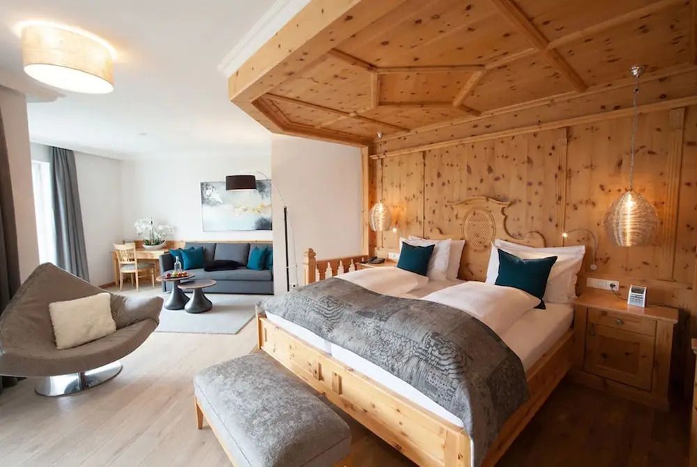 Komfortable Suite mit Holzelementen und stilvoller Sitzecke