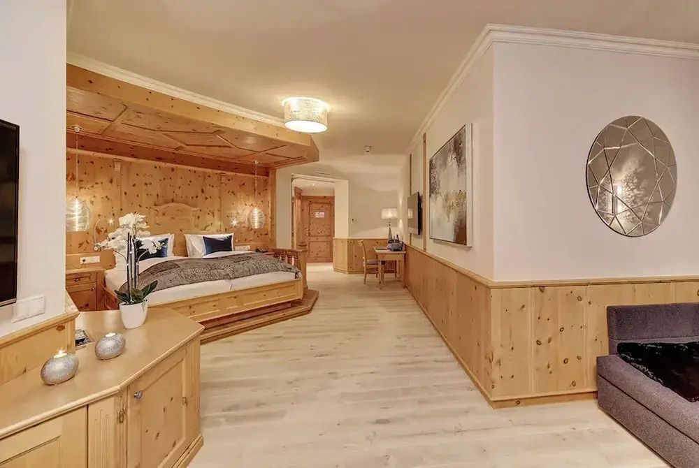 Suite mit Holzverkleidung und heller Einrichtung