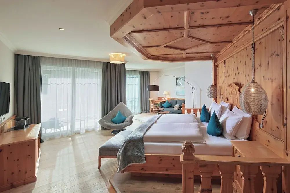 Geräumige Suite mit großem Bett und natürlichem Licht