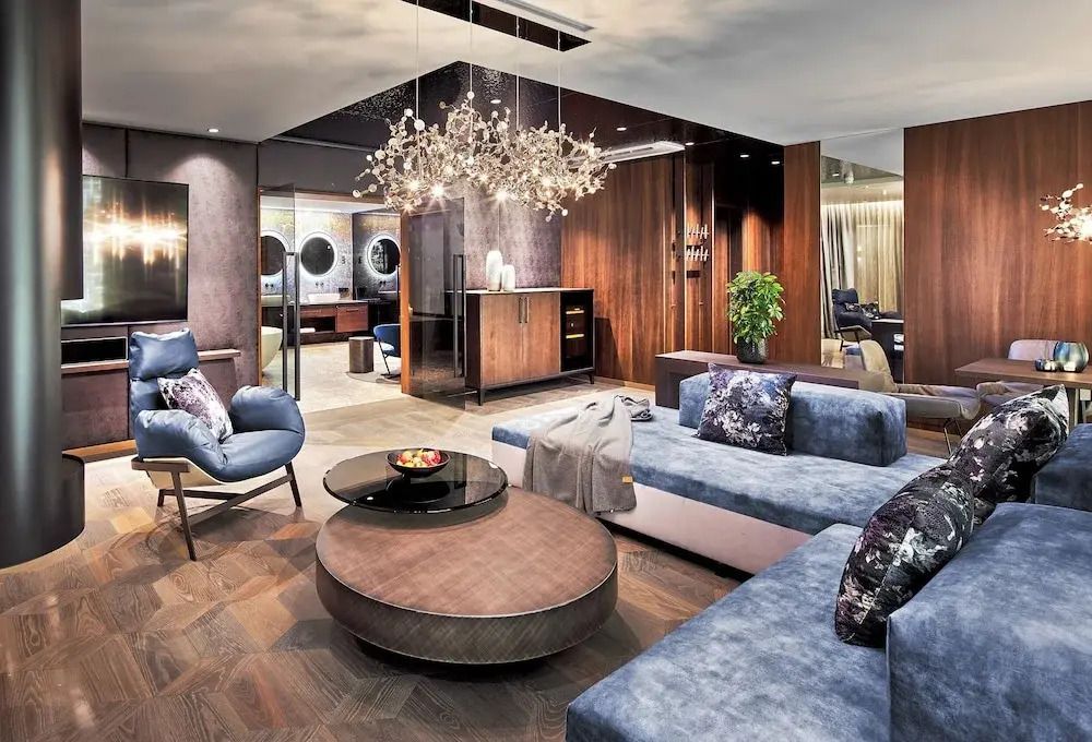 Stilvoll eingerichtetes Wohnzimmer der Luxus Suite mit moderner Beleuchtung