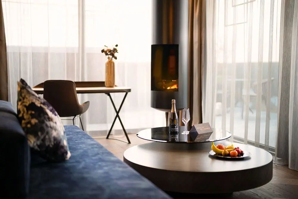Eleganter Sitzbereich der Luxus Suite mit Kamin und gedecktem Tisch