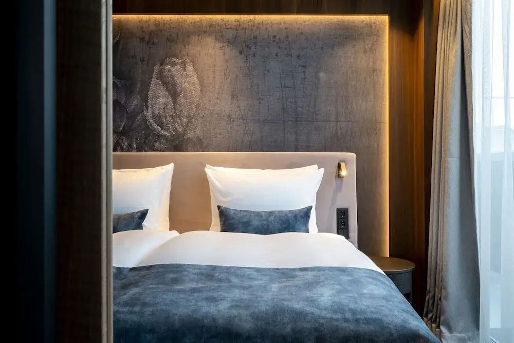 Komfortables Bett in der Luxus Suite mit stilvoller Beleuchtung