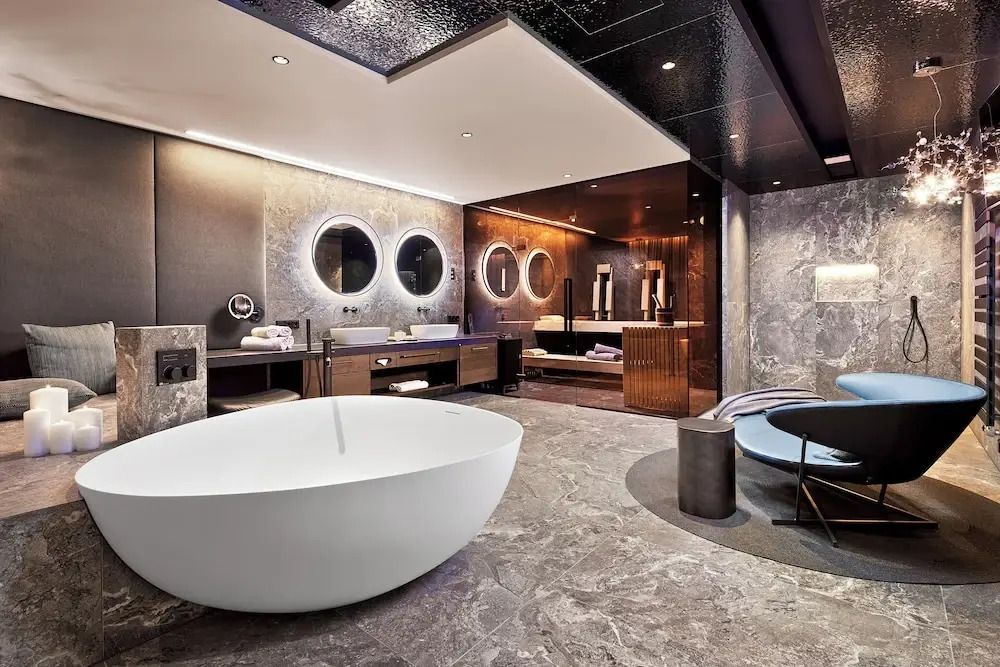 Luxus-Badezimmer mit freistehender Badewanne und eleganten Spiegeln