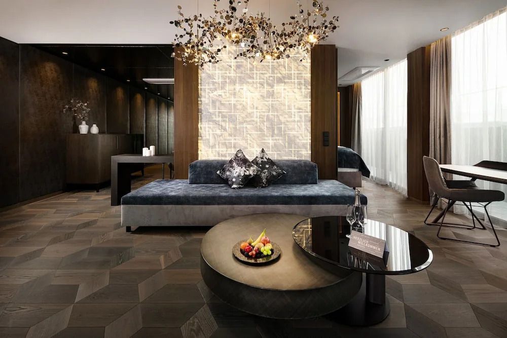 Luxuswohnung mit Designer-Sofa, stilvolle Beleuchtung, exquisite Dekoration