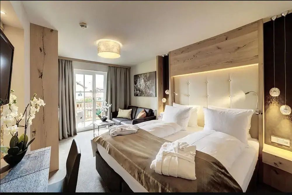 Geräumiges Doppelzimmer mit modernem Design und gemütlicher Sitzecke