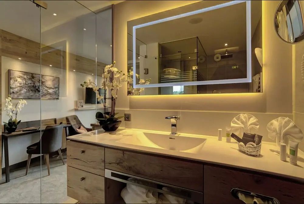 Modernes Badezimmer mit großer Spüle und eleganter Beleuchtung
