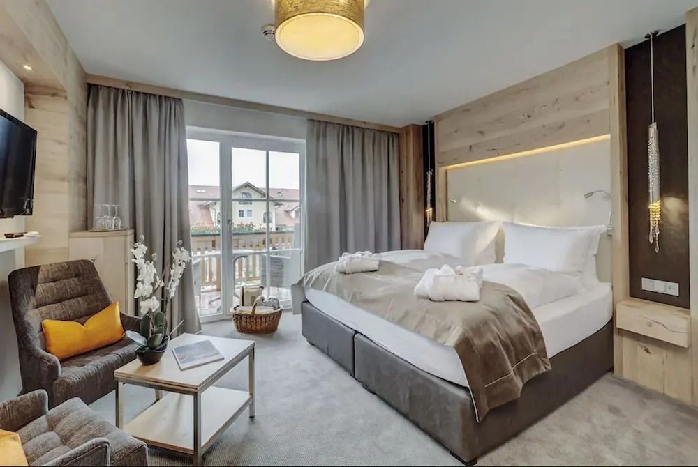 Komfortables Doppelzimmer mit großem Bett, Balkon und eleganter Einrichtung