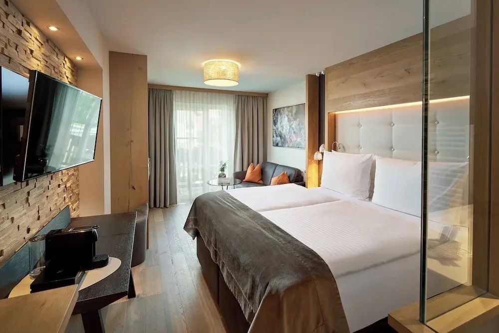 Gemütliches Standard Doppelzimmer mit Doppelbett und moderner Einrichtung