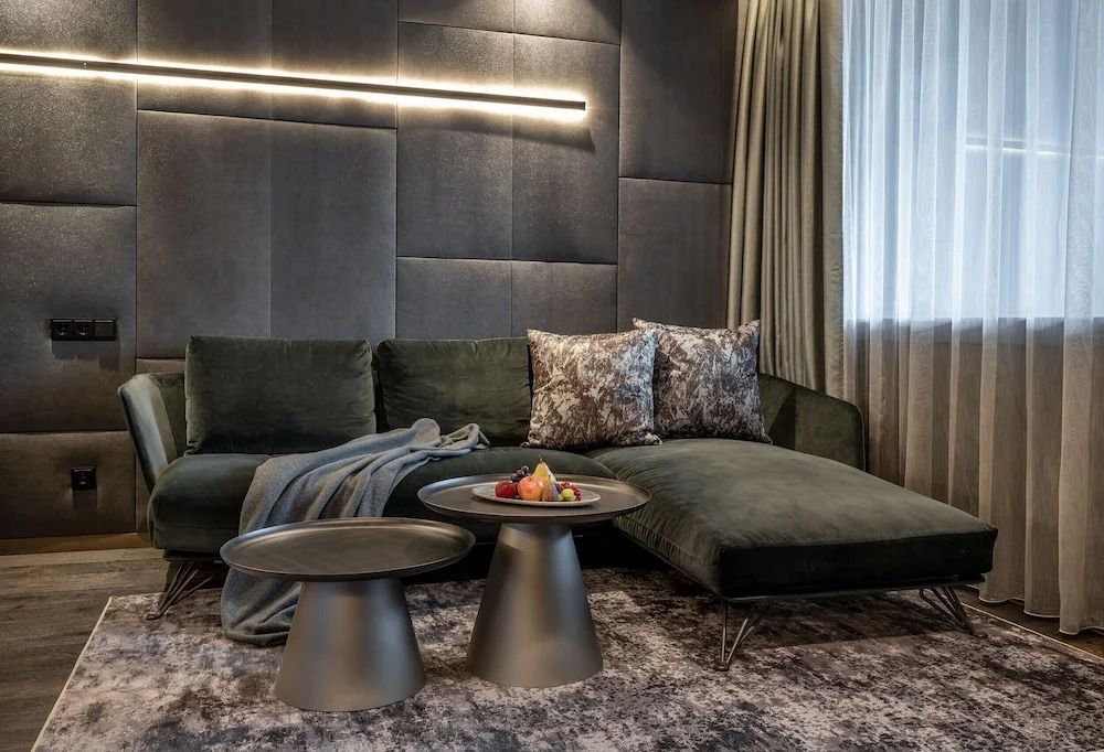 Eleganter Wohnbereich mit moderner Sofa-Garnitur und stilvollen Dekorationen