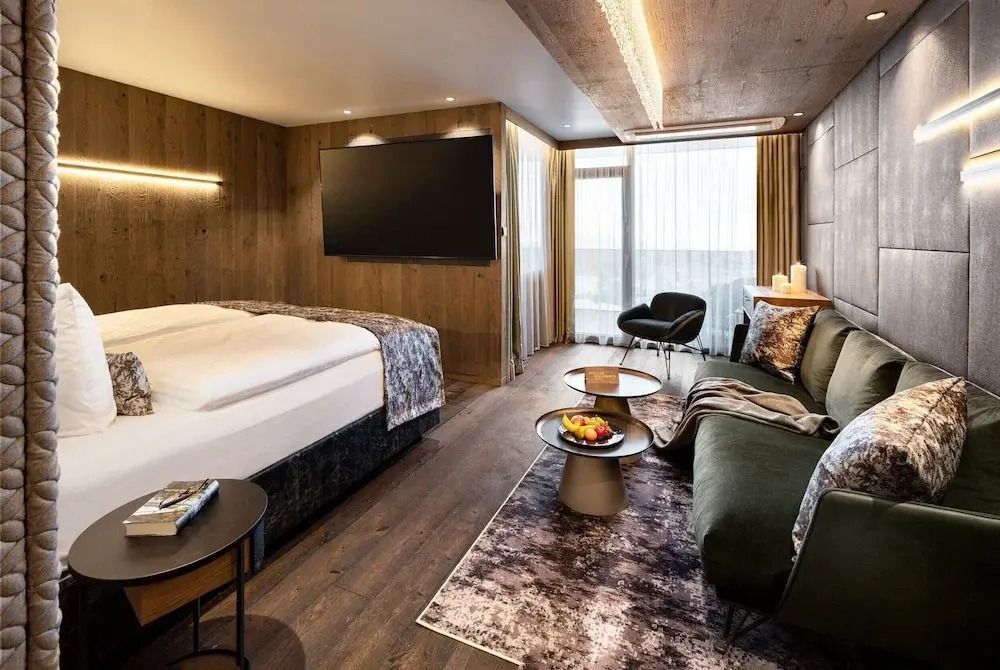 Suite mit großem Doppelbett, Sofa und stilvollem Interieur