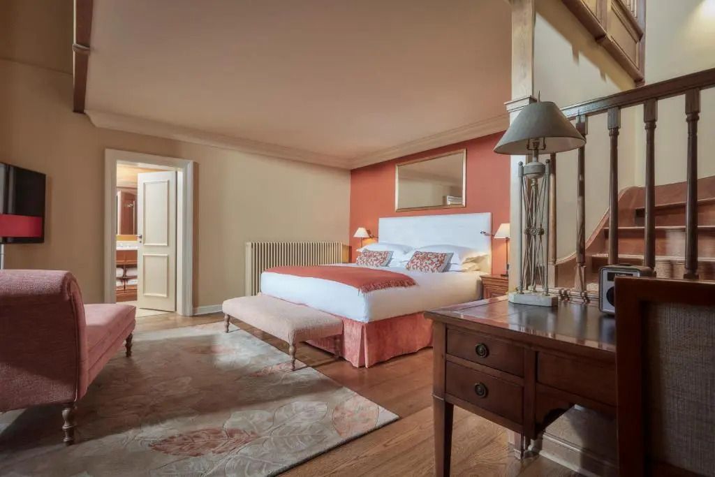 Geräumiges Schlafzimmer mit elegantem Dekor in der Deluxe Suite