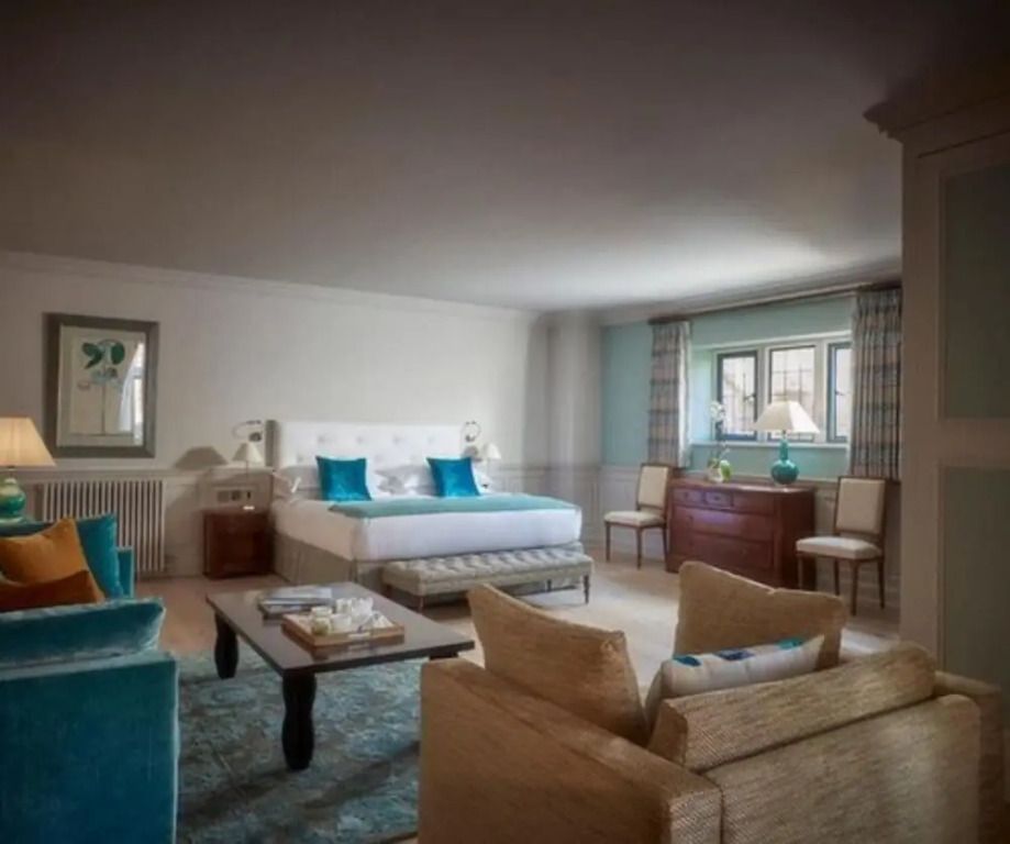 Junior-Suite mit Kingsize-Bett und stilvollem Dekor in Blau.