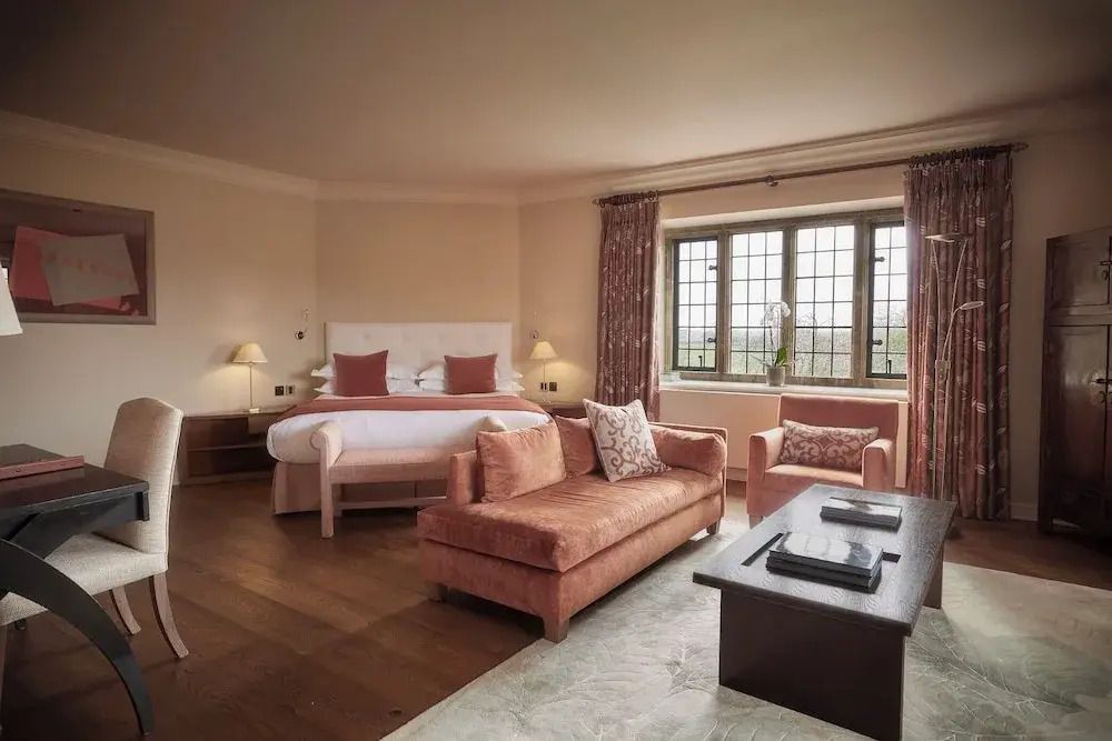 Luxuriöse Junior-Suite mit Sofa und großem Fenster für viel Licht.