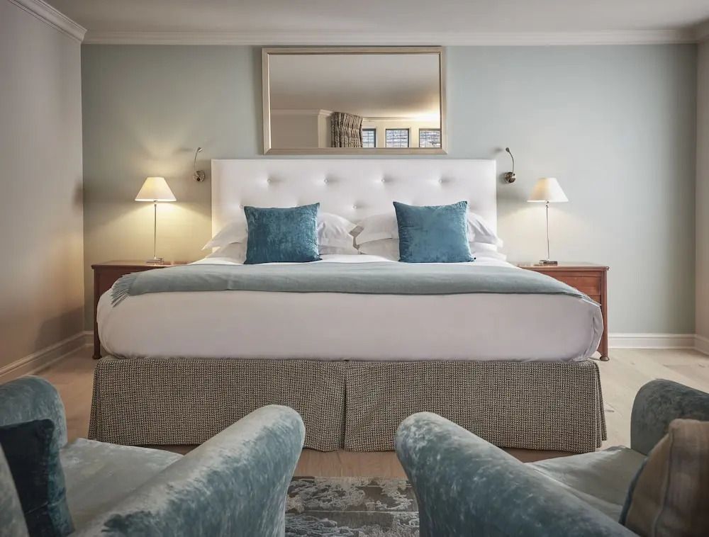 Klassisches Zimmer mit großem Bett und blauen Akzenten